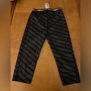 Under Armour Youth Girls Large Heat Gear Capri Leggings with UA lettering